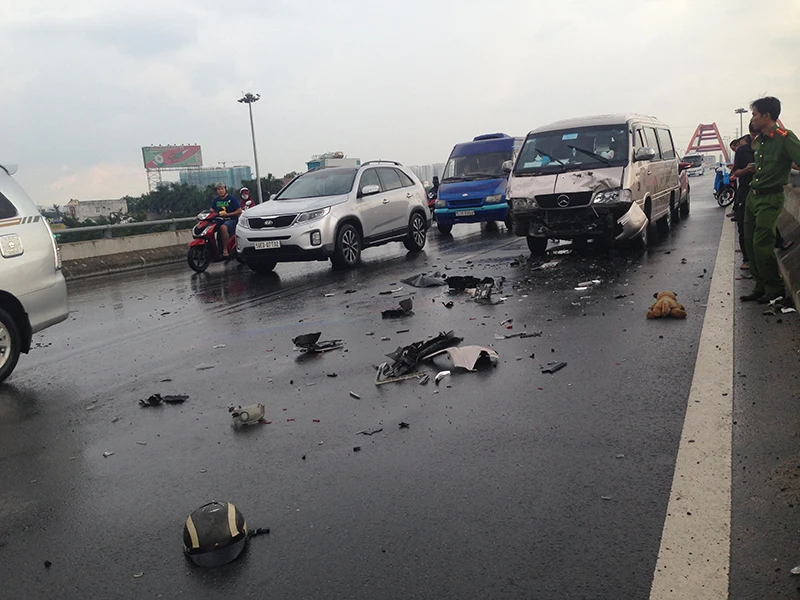 Nguyên nhân của vụ tai nạn do tài xế xe ô tô bốn chỗ thắng gấp khi thấy chiếc nón bảo hiểm văng vào gầm xe